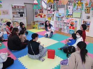 読み聞かせのようす