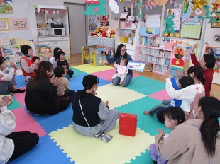 歌いながら絵本を読んでいる様子