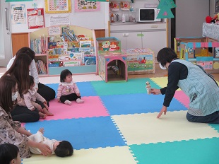 オープニングのわらべうたを楽しむ様子