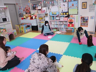 トナカイ人形で歌遊びを楽しむ様子