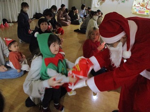 プレゼントをもらうお友だち