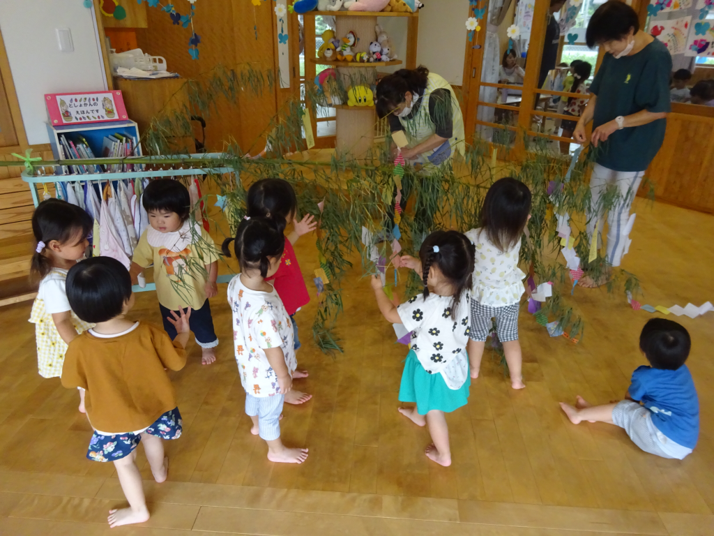 笹飾りをしています