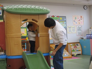 遊具で遊ぶ親子