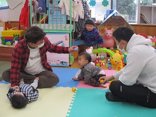 パパ同士で関わりながら遊ぶ親子