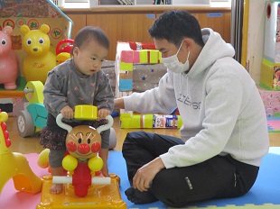パパと遊具で遊ぶベビーちゃん