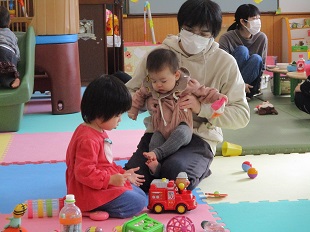 パパとおもちゃを楽しむ様子