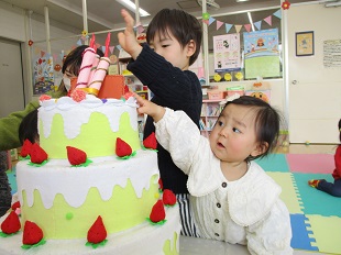 ケーキに集まるお友だち