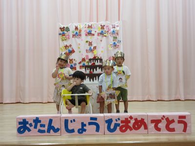 ケーキの前で集合写真を撮りました☆彡