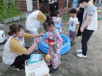 ヨーヨーすくいをしています