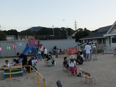 友達やお家の人と出店のご飯を食べたり話したりしています