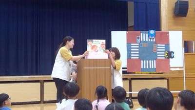 交通安全の先生とひまわりクラブのお母さんによる紙芝居です