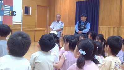 交通指導員さんと警察の方に来ていただきました