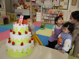 誕生ケーキを前に笑顔のお友だち