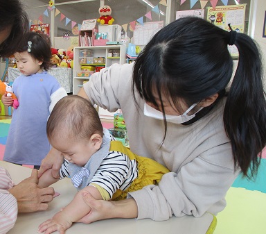 手形を押す1歳児さん