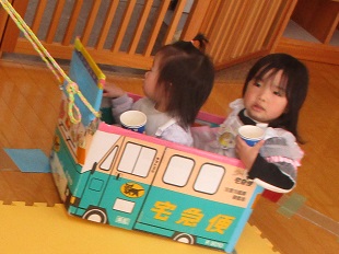 一緒に車で遊ぶお友だち