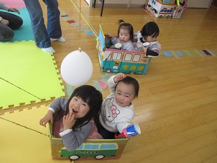 一緒に車で遊ぶお友だち