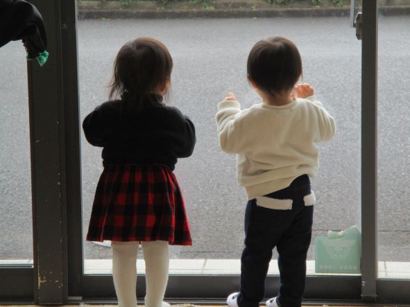 窓の外をみているお友だち2人