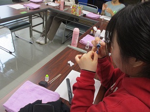ネイルをぬっている様子