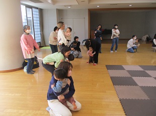 歌遊びで抱っこしている親子の様子
