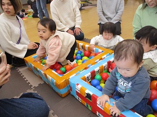 ボールプールで遊ぶベビーちゃん