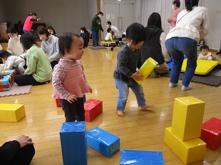 積み木を楽しむ様子