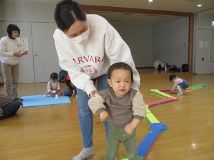 平均台を渡っている親子