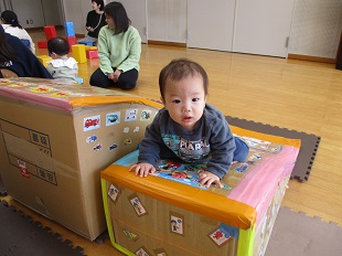 滑り台を楽しむ様子