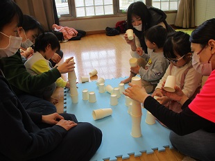 紙コップを重ねて遊んでいる様子