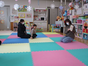 絵本を楽しむ様子