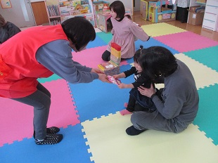 誕生日カードを受け取るお友だち