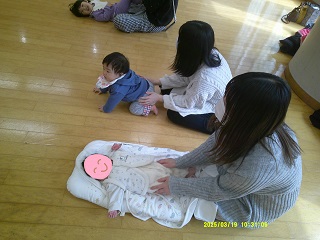 赤ちゃん体操を楽しむ親子