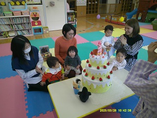 ケーキを囲んで歌っているようす