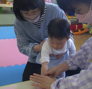 手形を取るようす