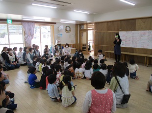 絵本の読み聞かせを楽しむようす