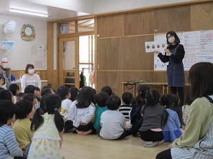 てんとうむしの絵本の読み聞かせのようす