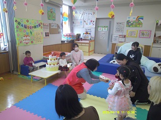 誕生会でお誕生日のカードをもらっている様子
