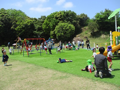 遊具で遊んでいる親子のようす