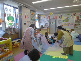 布遊びの様子