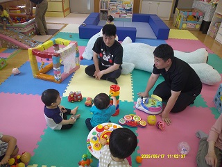 パパ広場で遊んでいる様子