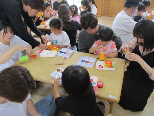 親子で製作を楽しむようす