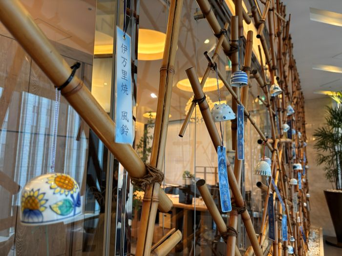 ホテル龍名館東京15階　ロビーレストラン前風鈴写真