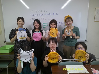 リュックを持って記念撮影をした様子