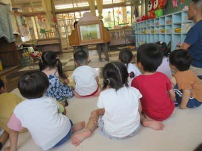 みんな真剣に話を聞いています