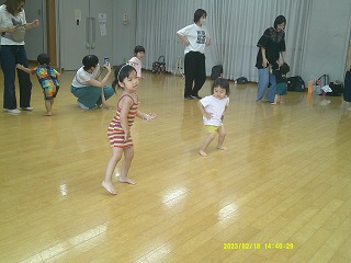 親子ダンスを楽しんでいる様子