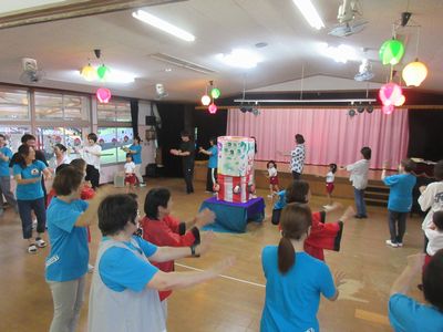 盆踊りをしています