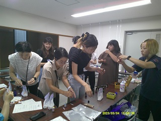 アロマの香りを選んでいる様子