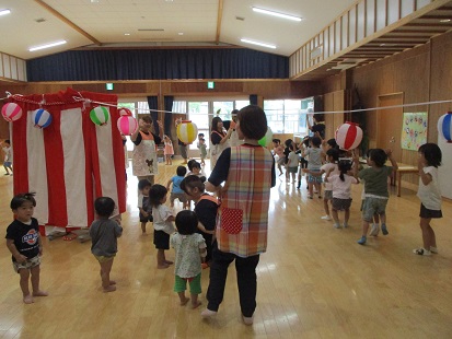 盆踊りのようす
