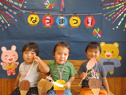 写真をとる2歳児さん