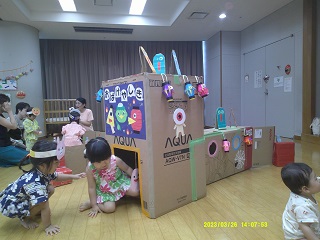 おばけ屋敷トンネルを楽しんでいる様子