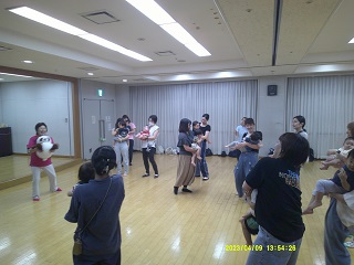 親子ダンスを楽しんでいる様子